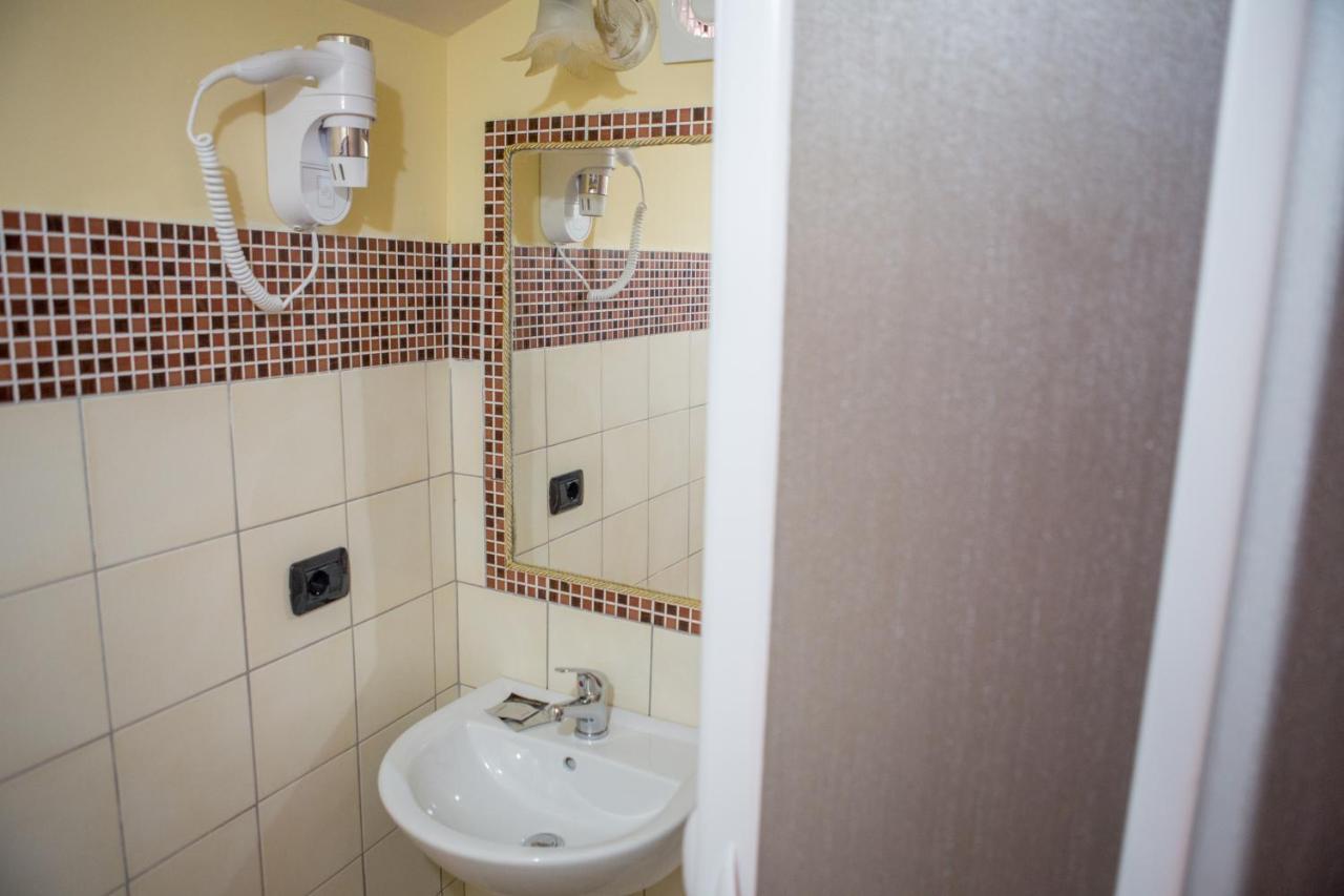 B&B Del Corso Vittorio วีโบ วาเลนเซีย ภายนอก รูปภาพ