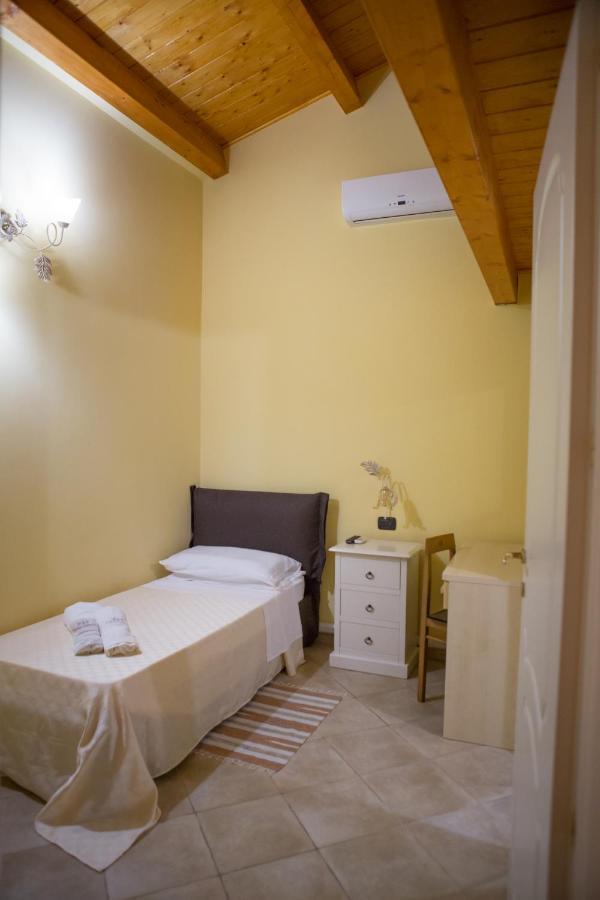 B&B Del Corso Vittorio วีโบ วาเลนเซีย ภายนอก รูปภาพ